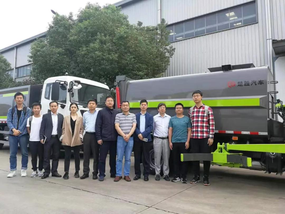 驚艷！“智能機(jī)械臂”自裝卸式垃圾車(chē)震撼問(wèn)世